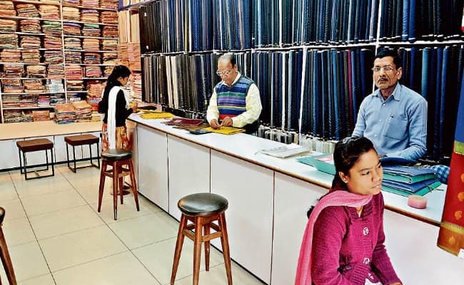 क्रिसमस में भी फीका रहा कपड़ों का बाजार