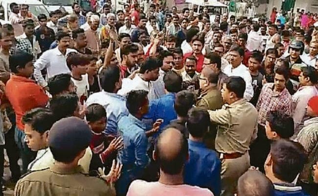 अंपायर ने दिया गलत फैसला : उसके बाद जो क्रिकेट मैदान में हुआ, OMG !