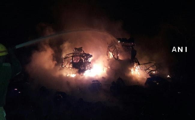 VIDEO : कर्नाटक के चिंतामणि में 900 से ज्यादा सिलिंडरों में विस्फोट, 3 गाड़ियाें में लगी आग