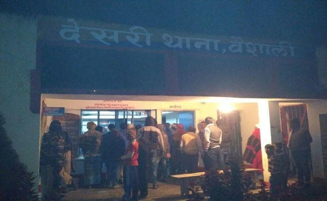 नशे में धुत थाना प्रभारी ने मचाया उत्पात, ग्रामीणों ने बनाया बंधक