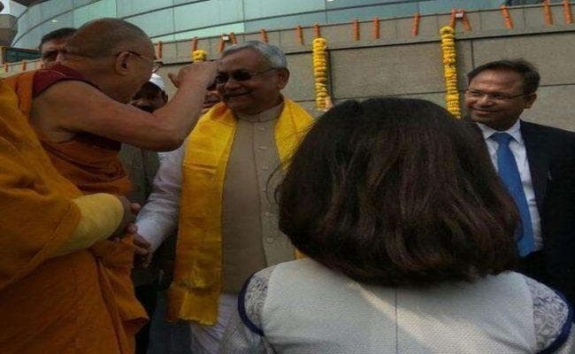पटना पहुंचे दलाई लामा के साथ CM नीतीश ने की विशेष पूजा