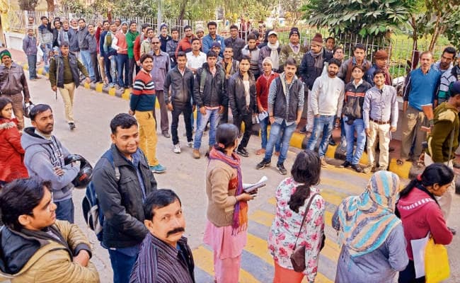 पुराने नोट बदलवाने के लिए आरबीआइ की शाखा में उमड़ रहा लोगों का हुजूम