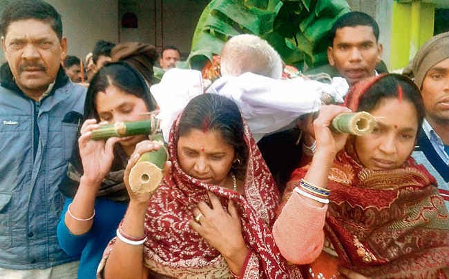 पिता की इच्छा हुई पूरी, चार बेटियों ने अरथी को दिया कंधा