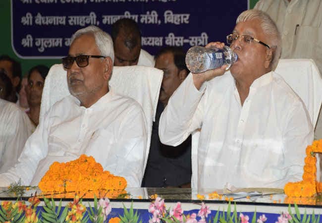 नीतीश बोले, PM का पाकिस्तान जाना सही, लालू ने कहा- मोदी के हाथ सुरक्षित नहीं देश