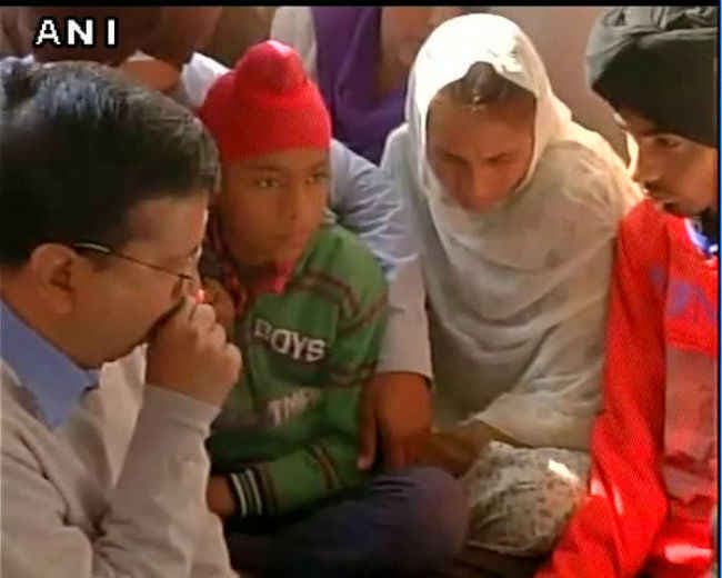 पठानकोट हमले में शहीद हुए जवानों के परिजनों से मिले केजरीवाल