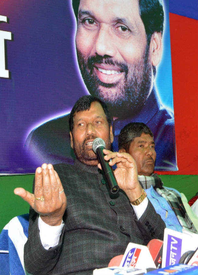 पासवान के ग्रीटिंग कार्ड नहीं पहुंचाने पर 3 डाक कर्मी सस्पेंड