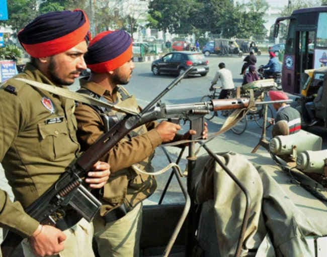 पठानकोट हमला : तीन छात्र कर रहे थे आतंकियों को पाकिस्तान से फोन!