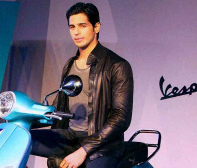 अमिताभ-ऐश्वर्या के साथ तस्वीरों में दिखना चाहते हैं सिद्धार्थ मल्होत्रा