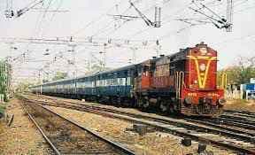 गोद में बच्ची लेकर ट्रेन के आगे कूद गयी महिला, पढ़ें