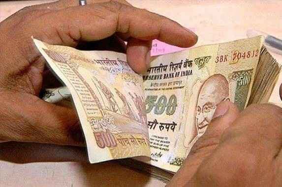 रुपया 28 माह के निम्न स्तर पर, 67.59 रुपये का हुआ एक डॉलर