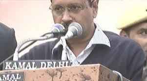 स्याही अटैक : केजरीवाल के PA ने पुलिसकर्मी को उतार दिया था मंच से