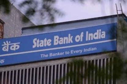 कैश लुटने में असफल लुटेरों ने ATM को किया आग के हवाले