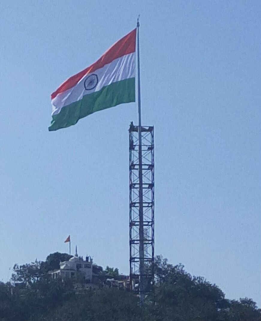 पहाड़ी मंदिर रांची में रक्षामंत्री मनोहर पर्रिकर ने फहराया विश्व का सबसे ऊंचा तिरंगा