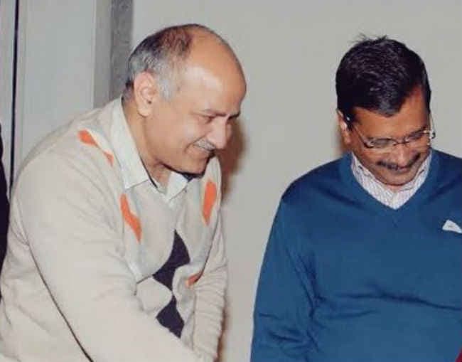 Airlift देखने पहुंचे केजरीवाल, पब्लिक ने देखते ही लगाए मोदी-मोदी के नारे