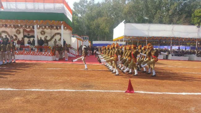 मोरहाबादी मैदान में राज्यपाल द्रौपदी मुरमू ने फहराया तिरंगा