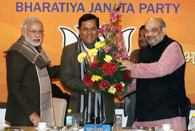 परंपरा से हटकर भाजपा ने सोनोवाल को असम के मुख्यमंत्री पद का दावेदार घोषित किया