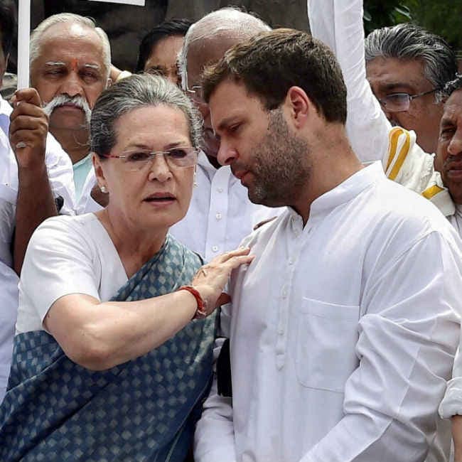 नेशनल हेराल्ड मामला: सोनिया- राहुल पहुंचे सुप्रीम कोर्ट