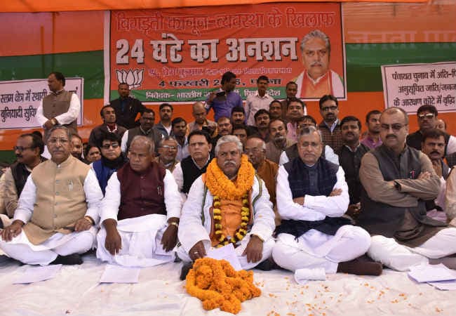 नीतीश सरकार के खिलाफ बीजेपी नेता प्रेम कुमार बैठे भूख हड़ताल पर