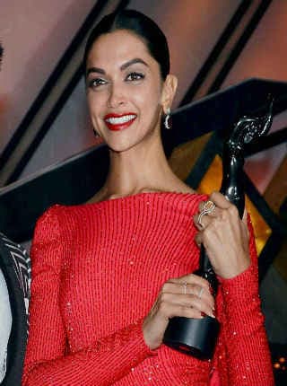 क्यों बहते आंसुओं को रोक नहीं पाई दीपिका, देखें वीडियो