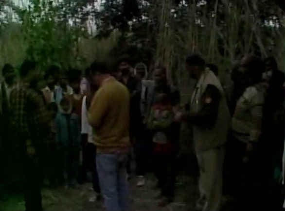 UP : पेड़ पर फंदे से लटकते पाये गये दो सगी बहनों के शव