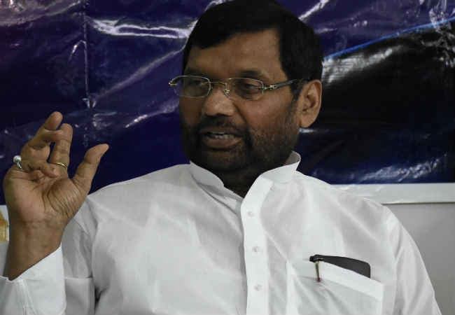 नीतीश सीएम पद से इस्तीफा दें : रामविलास