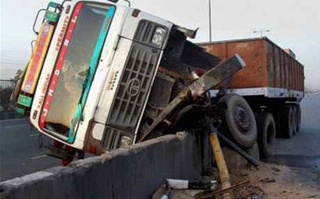 यूपी : 2 पुलिस वालों को रौंदते हुए निकल गया ट्रक, मौत