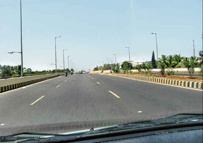 शहर की कई प्रमुख सड़कें अब दिख रही है चकाचक