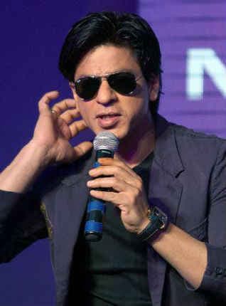 शाहरुख खान की कार पर पत्थरबाजी