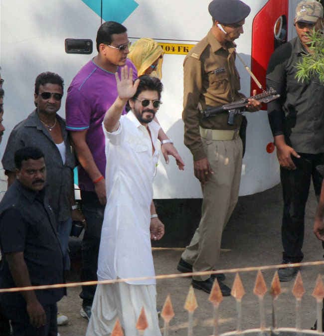 Raees : शूटिेंग के दौरान शाहरुख और माहिरा की तसवीरें आई सामने