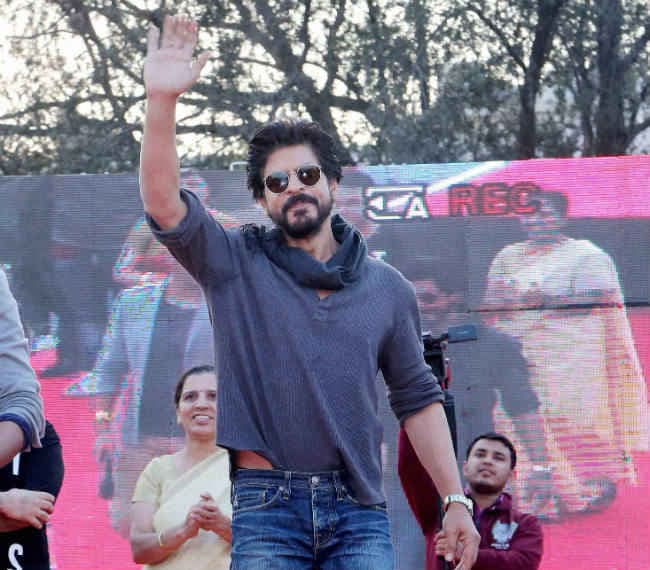 ...तो शाहरुख के स्वीमिंग पूल में नहाना था इस फैन को, जानें पूरा वाक्या ?