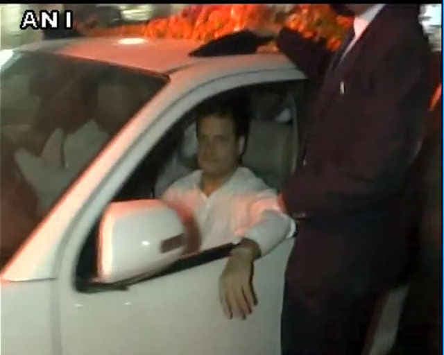 राहुल को अमेठी में दिखाये गये काले झंडे