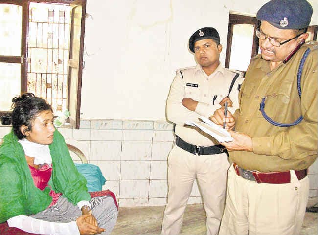 घर में सो रही मां-बेटी पर तेजाब फेंका