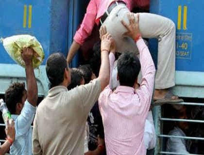 बिहार : रेलवे बुकिंग बार कोड चोरी कर टिकट की कालाबाजारी