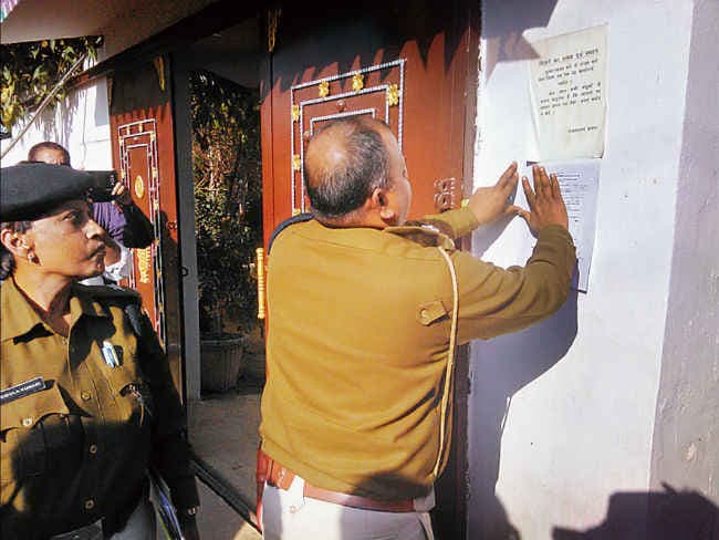 दुष्कर्म कांड : राजबल्लभ के मकानों पर चिपकाये इश्तेहार