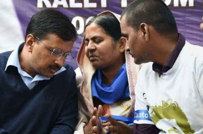 रोहित वेमुला की मां ने केजरीवाल से की मुलाकात, छोटे बेटे के लिए मांगी नौकरी