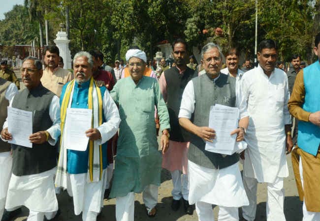 BIHAR : राज्यपाल से मिला NDA का शिष्टमंडल, कानून-व्यवस्था पर जतायी चिंता