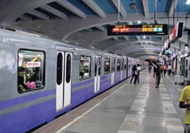 बंगाल को सौगात: 2018 में शुरू हो जायेगी ईस्ट-वेस्ट मेट्रो की सेवा