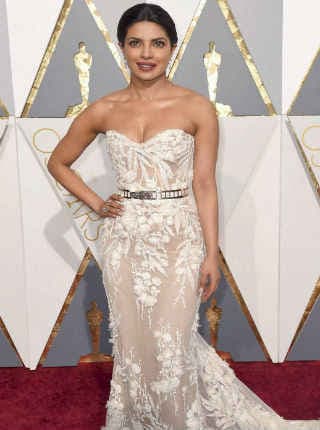 Oscars 2016: व्हाइट गाउन में प्रियंका चोपड़ा का जलवा, देखें वीडियो