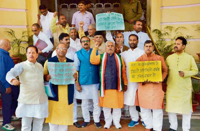पीएम को बताया देशद्रोही, वेल में विपक्ष