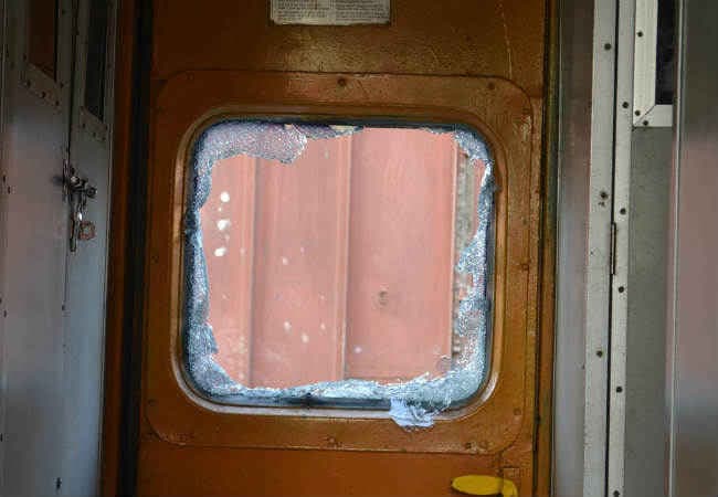 BIHAR : धनबाद-पटना इंटरसिटी में छात्रों का तांडव, कई घायल