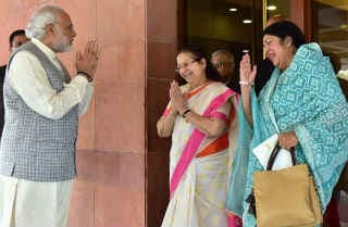 महिला जनप्रतिनिधियों से पीएम मोदी ने कहा, महिलाओं को ईश्वर ने दी है ताकत