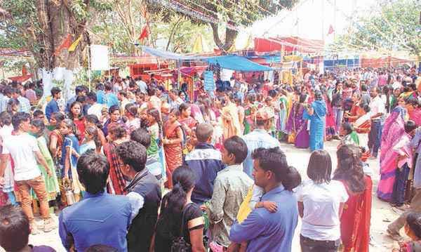 महाअलर्ट के बाद भी आतंक पर आस्था भारी
