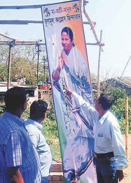 ममता बनर्जी की तसवीर फाड़े जाने से तनाव