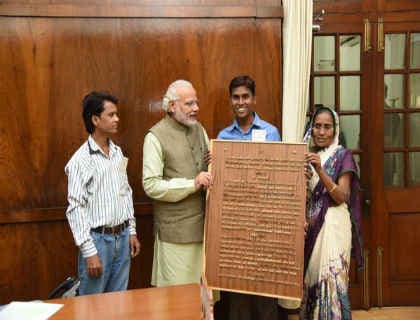 कानपुर के संदीप ने लिखी लकड़ी पर भागवत गीता, पीएम मोदी ने बुलाकर गले लगाया