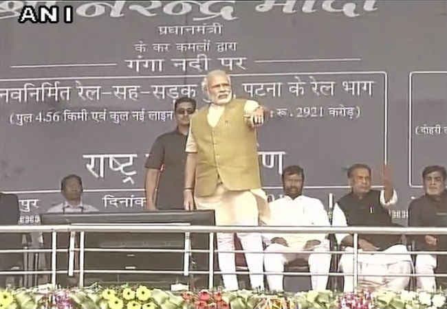 नीतीश के भाषण के बीच लगे ''मोदी-मोदी'' के नारे, PM ने उठकर कराया शांत