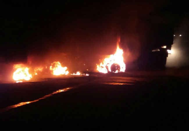 कोडरमा : दो ट्रकों की सीधी टक्कर के बाद लगी आग, दो की मौत