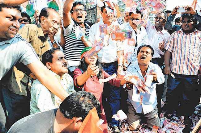 तृणमूल कांग्रेस के कई बड़े नेताओं की गर्दन फंसी, संसद में स्टिंग की आंच