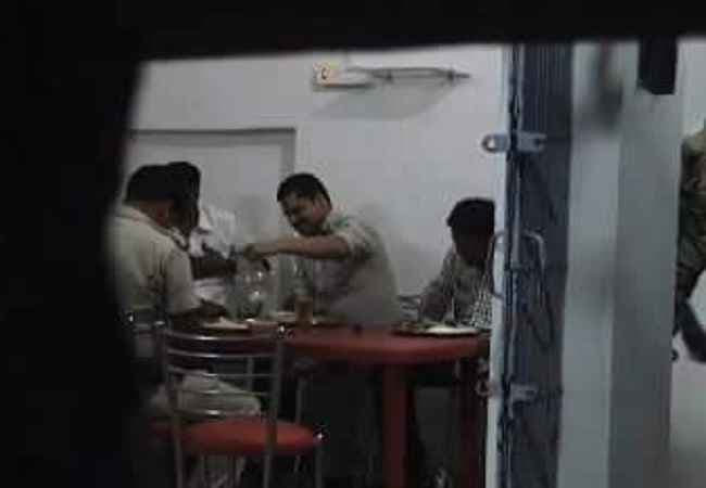 बिहार : होटल में शराब पीते पुलिसकर्मियों का वीडियाे वायरल, तीनों सस्पेंड
