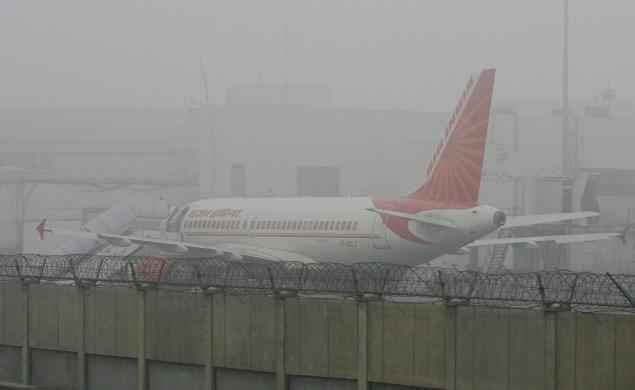 दिल्ली के इंदिरा गांधी एयरपोर्ट पर बम की खबर, तलाशी अभियान जारी