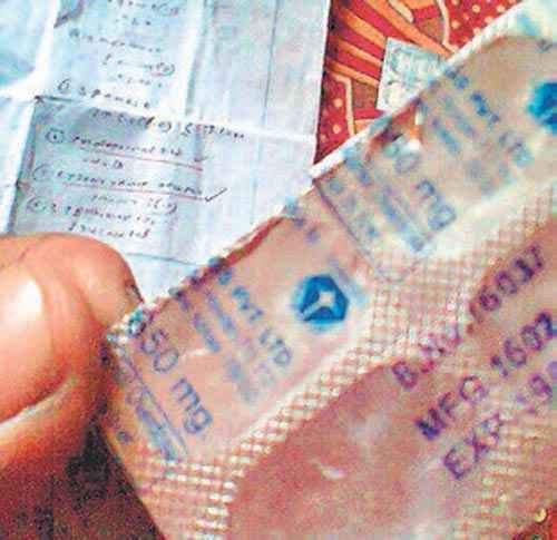 लापरवाही: दांत दर्द के रोगी का उड़ा होश, सरकारी अस्पताल से दी गयी एक्सपायरी दवा